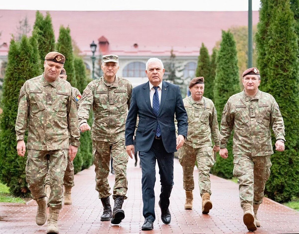 Ce spune ministul Apărării despre serviciul militar obligatoriu în România?