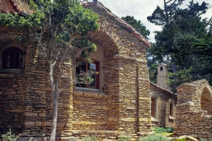 Cel mai ravnit burlac a invitat o sa se mute in