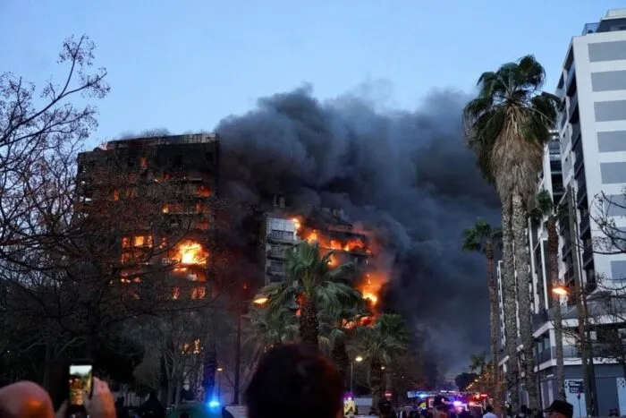 Incendiu-urias-intr-un-bloc-cu-sute-de-apartamente-din-Valencia.-Im.jpeg