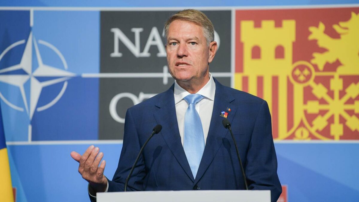 Klaus-Iohannis-a-aprobat-legea-impotriva-actelor-de-violenta-si-hartuirii.-Sunt-sanctiuni-drastice.jpeg