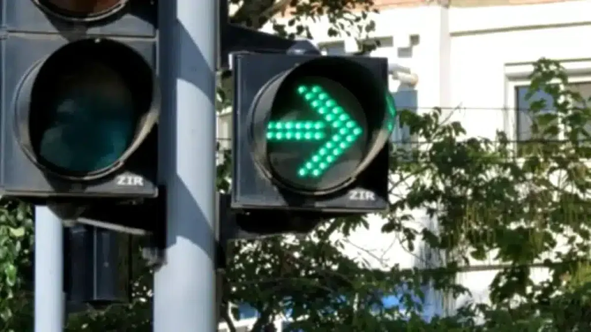 Care este regula semaforului verde intermitent la dreapta? Regula semaforului verde intermitent la dreapta Ce trebuie sa faci. Ce trebuie sa faci pentru a nu lua amenda putini so.webp