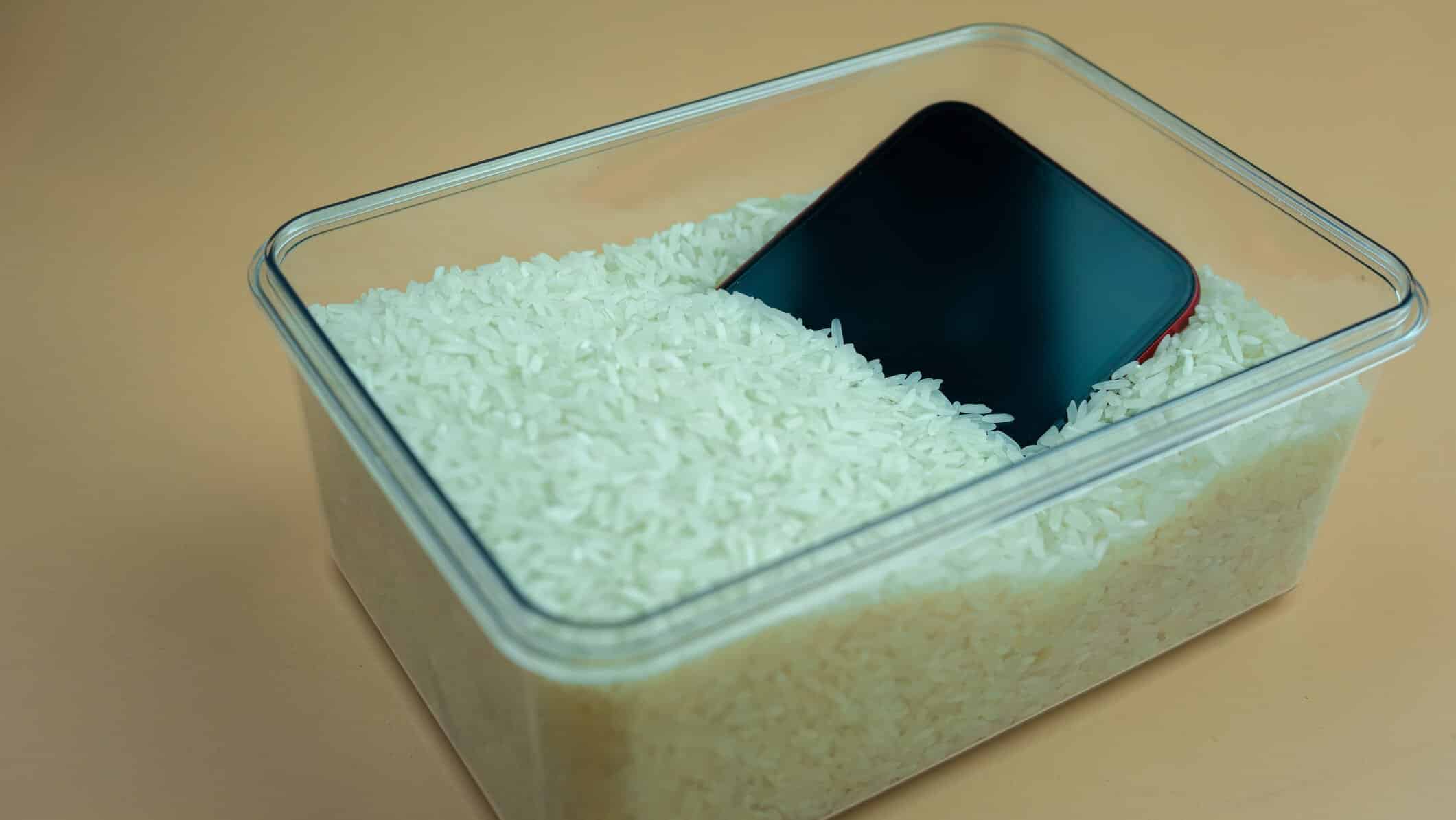 Ce poți să faci dacă îţi pică în apă iPhone-ul?