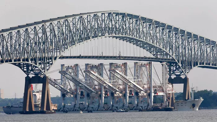 Podul din Baltimore s-a prăbuşit, după ce a fost lovit de o navă cargo. Zeci de oameni sunt căutaţi în apa îngheţată. Video