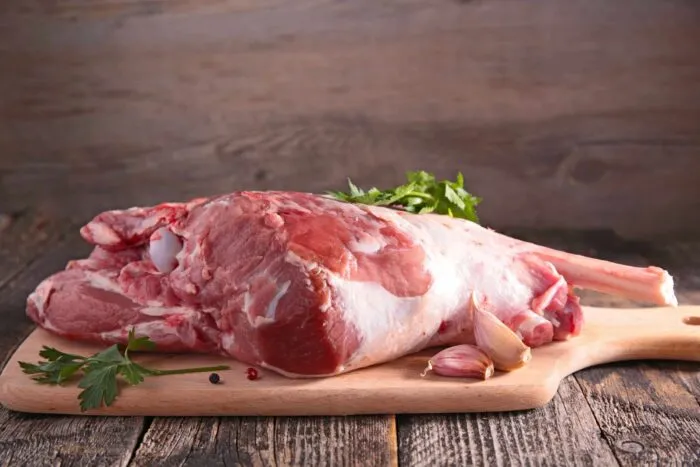 Cat-costa-un-kilogram-de-carne-de-miel-pentru-Paste-2024.-Preturile-au-crescut-enorm.jpeg