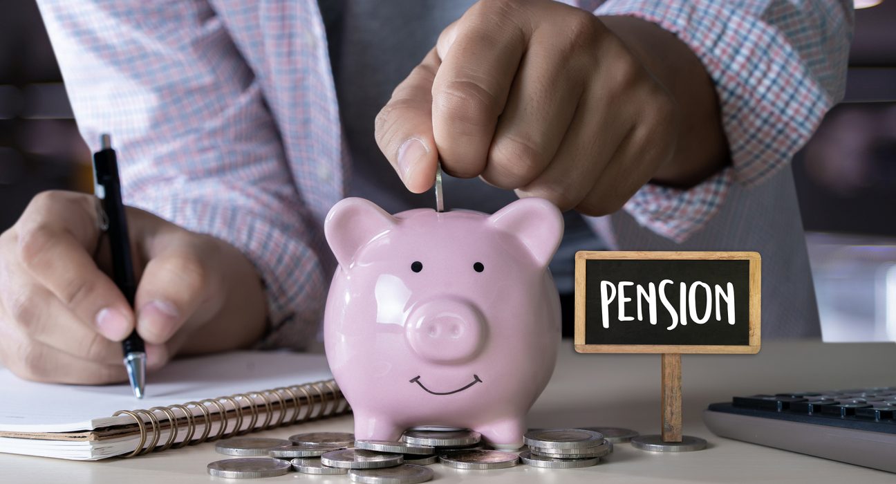 Cine moşteneşte banilor strânşi la pensia privată?