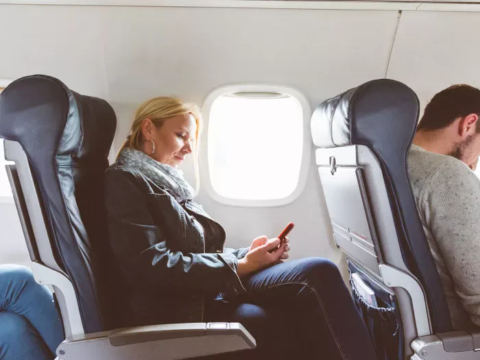 Nu schimba niciodată locul în avion. De ce nu e bine, foarte mulți români au acest obicei