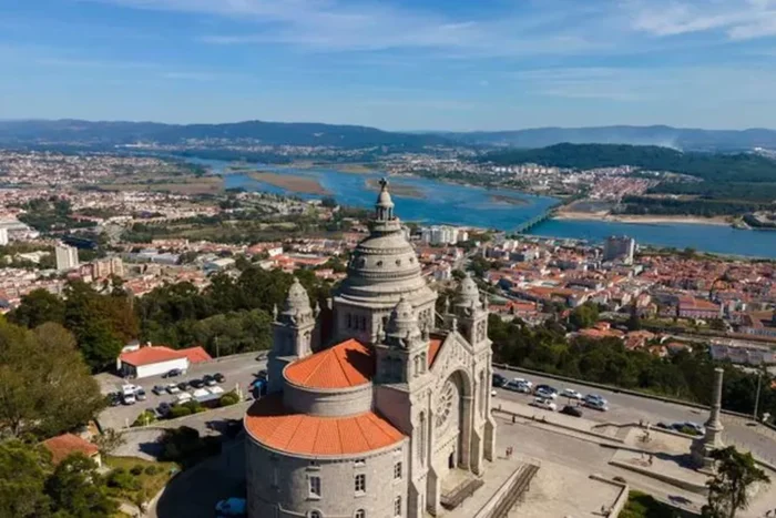 Chiar dacă oraşele sunt mari şi scumpe din Europa, poţi cumpăra o casă chiar şi cu 100.000 de euro Orasele scumpe din Europa unde poti cumpara o casa chiar. Oricine si ar dori s.webp