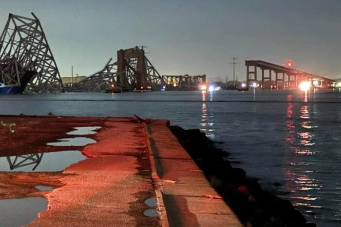 Podul-din-Baltimore-s-a-prabusit-dupa-ce-a-fost-lovit-de-o-nava-cargo.-Zeci-de-oameni-sunt-cautati-in-apa-inghetata.-Video.jpg