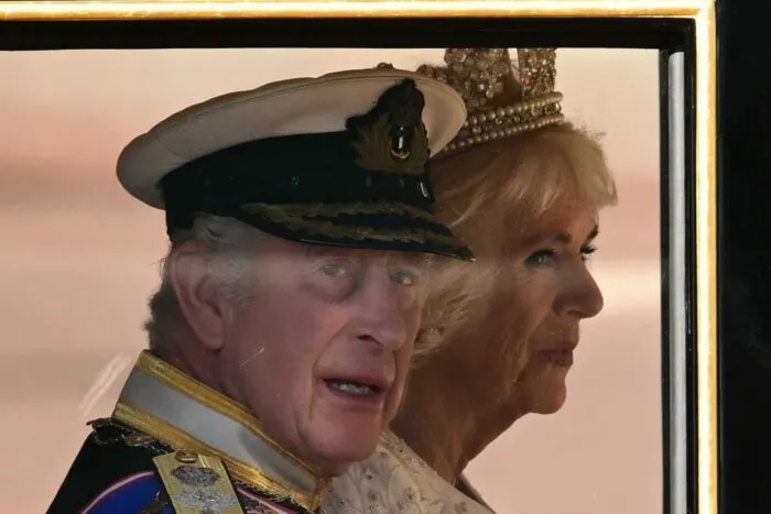 Regele-Charles-vizibil-slabit-in-cea-mai-recenta-aparitie-in-public.-Camilla-a-stralucit-insa-cu-o-bijuterie-a-Reginei-Elisabeta.-Galerie-foto-14.jpg