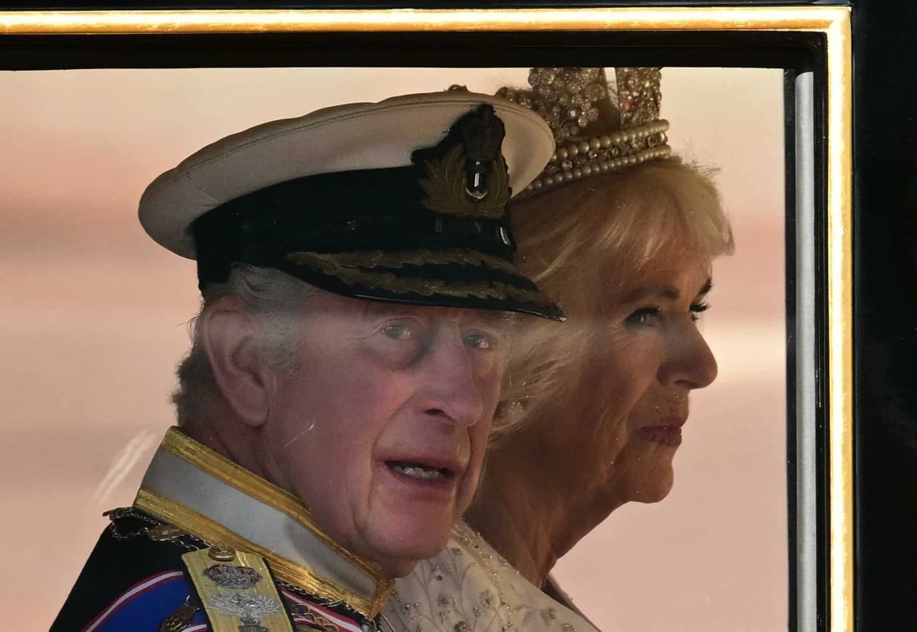 Regele Charles, vizibil slăbit în cea mai recentă apariţie în public, în schimb Camilla a strălucit cu o bijuterie a Reginei Elisabeta