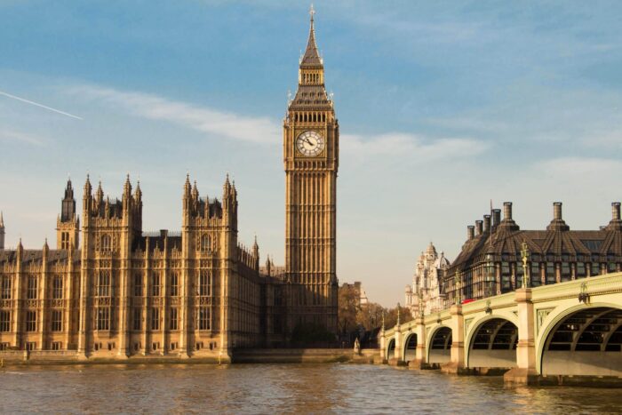 Românii din Marea Britanie au comparat viaţa de acolo cu cea din România Romanii din Marea Britanie au comparat viata de acolo cu cea din Romania. Unde sunt costuri mai mari de fapt scaled