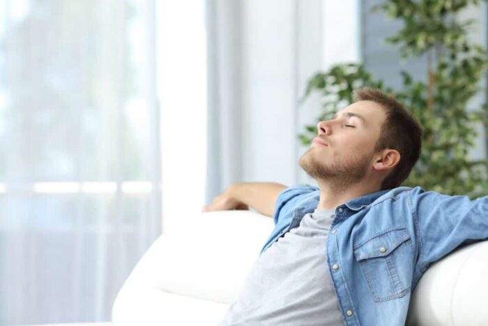 Ai aerul prea uscat în casă? 10 soluții practice barbat relaxat acasa 446681404