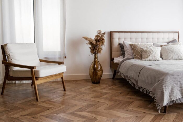 Sfaturi de îngrijire a patului tapițat: Cum să menții aspectul nou și curat? bedroom interior design zoom calls