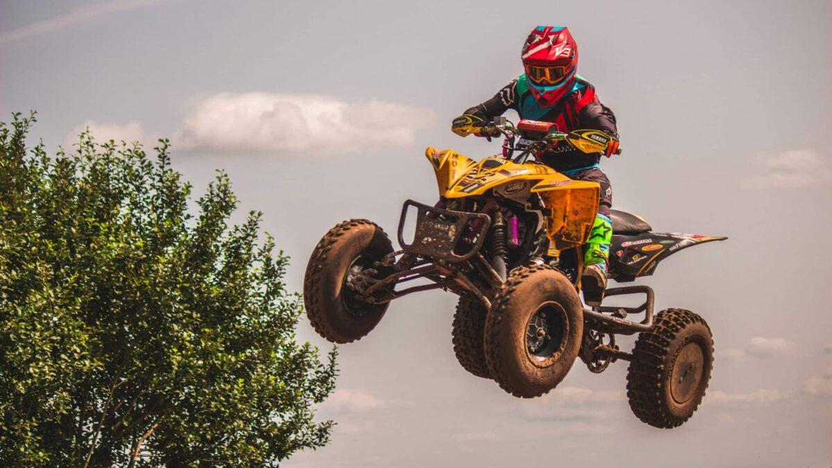 om-pe-atv-galben-cu-negru-in-aer