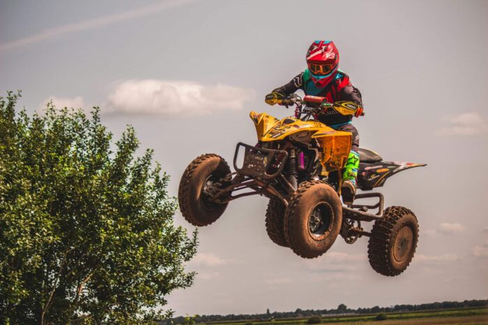 om pe atv galben cu negru in aer scaled