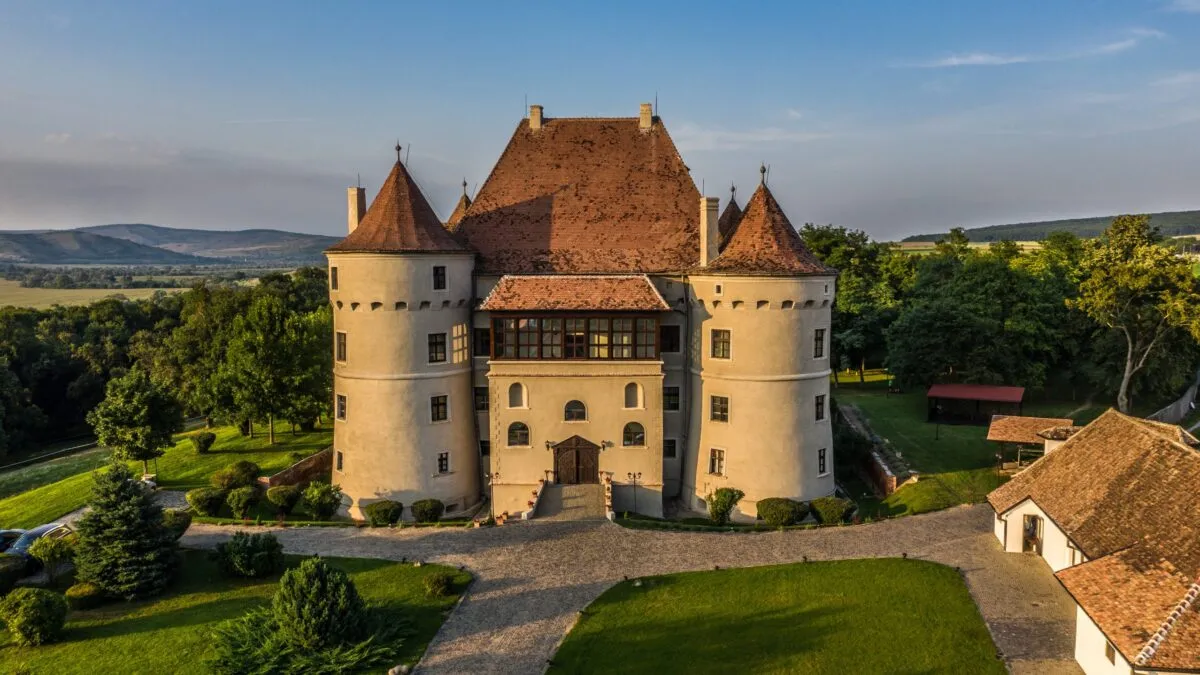 Castelul-din-inima-Romaniei-in-care-te-simti-ca-in-Franta.-Prea-putini-turisti-stiu-de-aceasta-frumusete-.jpeg