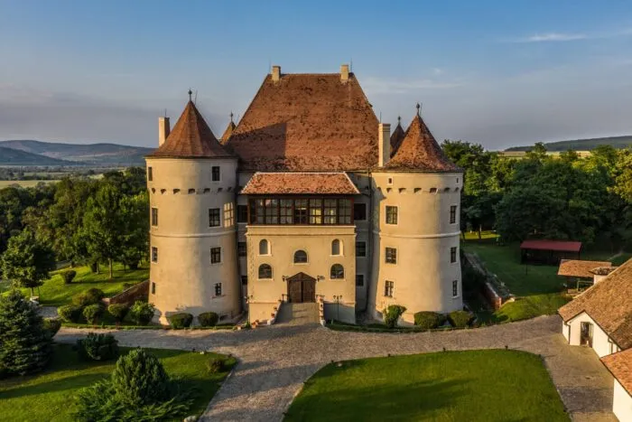 Castelul-din-inima-Romaniei-in-care-te-simti-ca-in-Franta.-Prea-putini-turisti-stiu-de-aceasta-frumusete-.jpeg