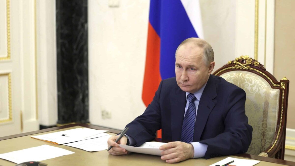 În cadrul a 3 scenarii, se estimează ce s-ar putea întâmpla cu Rusia după moartea preşedintelui Vladimir Putin Ce s ar putea intampla cu Rusia dupa moartea lui Vladimir Putin. 3 scenarii riscante pentru NATO si Europa scaled