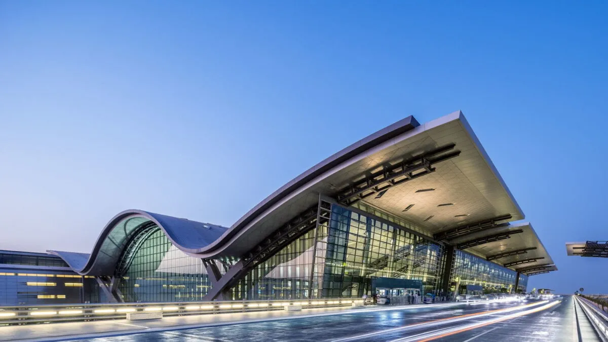 Cel-mai-frumos-aeroport-din-lume-are-piscina-imensa-si-padure-luxurianta.-Atrage-turistii-ca-un-magnet-cat-costa-un-bilet-de-avion-pana-acolo.jpeg