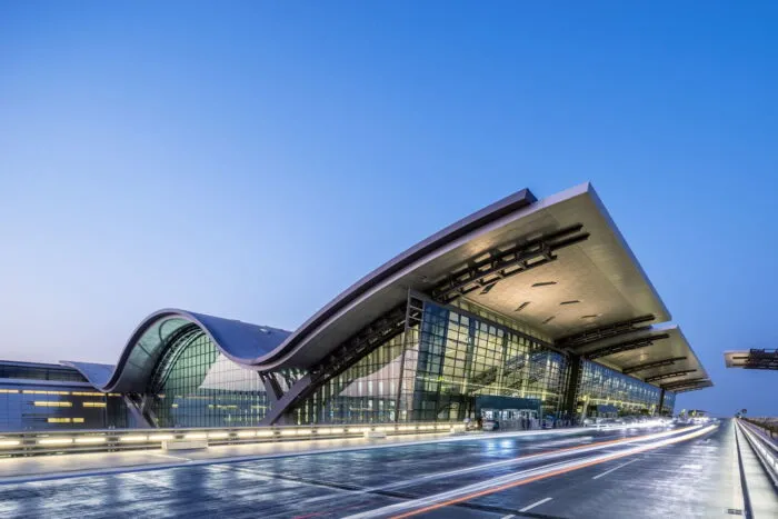 Cel-mai-frumos-aeroport-din-lume-are-piscina-imensa-si-padure-luxurianta.-Atrage-turistii-ca-un-magnet-cat-costa-un-bilet-de-avion-pana-acolo.jpeg