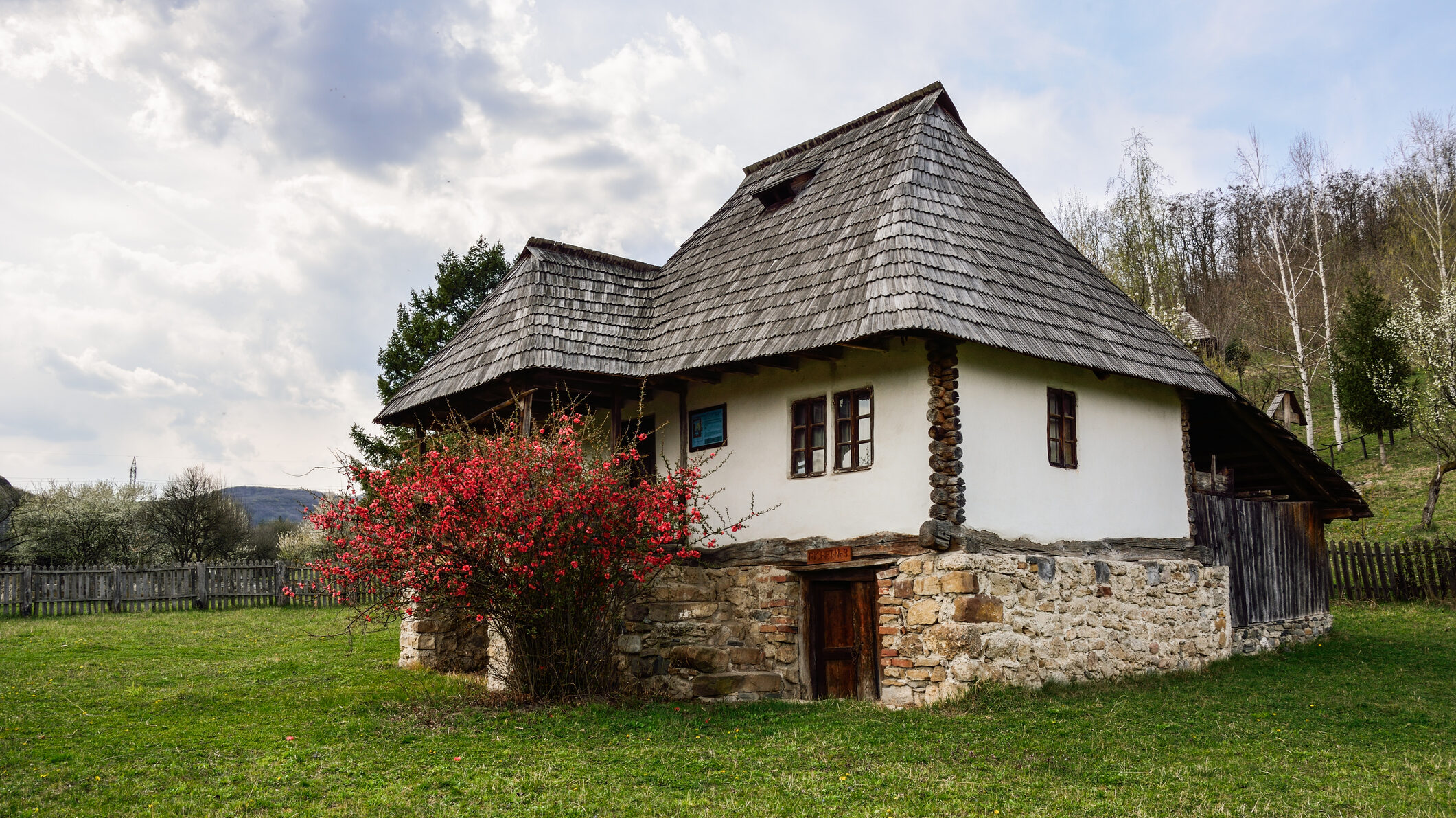 casa la curte, romania