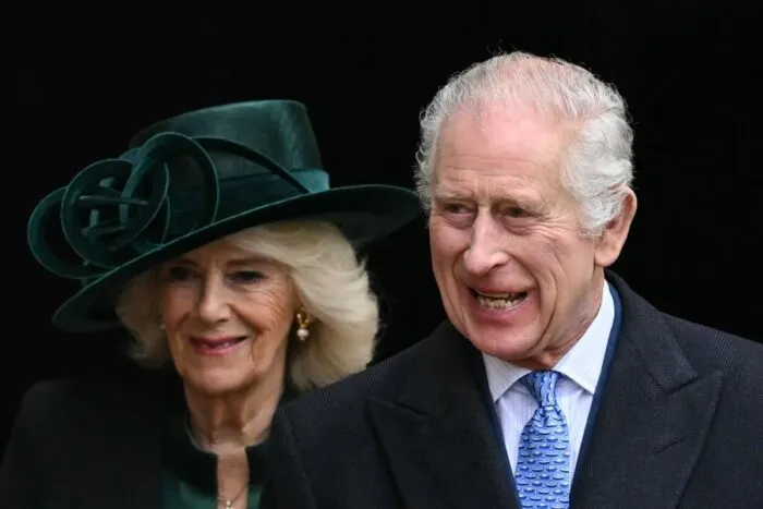 Regele-Charles-a-revenit-zambitor-la-munca.-Ce-s-a-vazut-cand-a-coborat-din-masina-cu-Regina-Camilla.jpeg