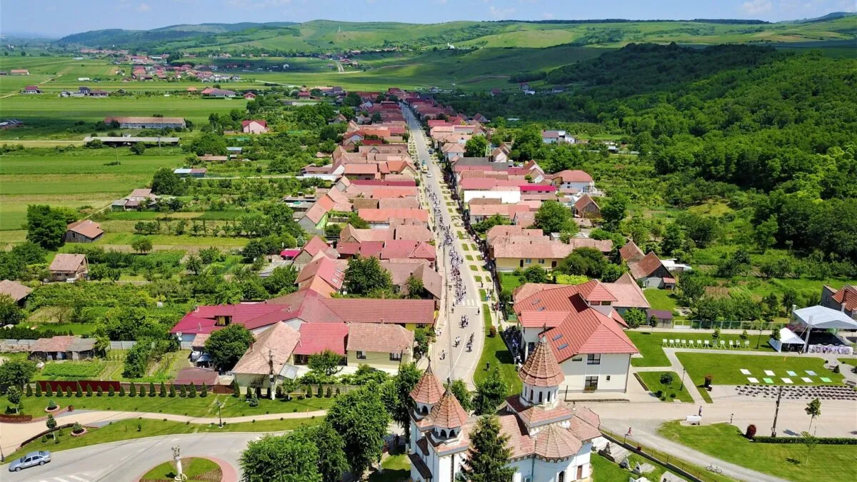 Satul-din-Romania-in-care-te-simti-in-strainatate.-Era-in-pragul-falimentului-toti-tinerii-plecau.-Acum-este-un-exemplu-pentru-tara-e-propriul-motor-economic.jpg
