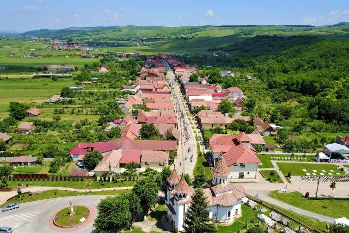 Satul din Romania in care te simti in strainatate. Era in pragul falimentului toti tinerii plecau. Acum este un exemplu pentru tara e propriul motor economic