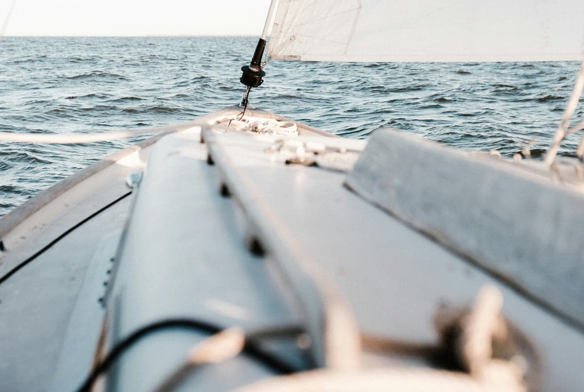 Alege motorul de barcă și accesoriile potrivite pentru a-ți personaliza investiția