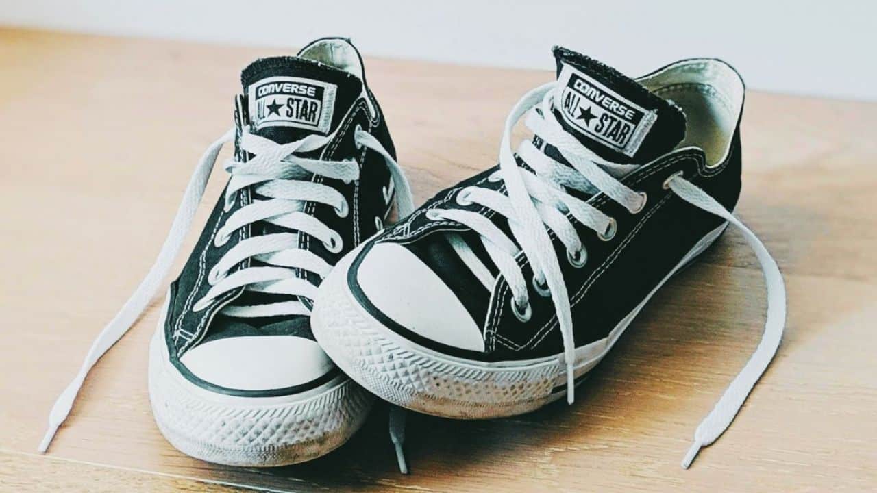 Din ce cauză tot mai mulți oameni își lasă pantofii sau papucii de casă încrucişaţi înainte de a merge la culcare?