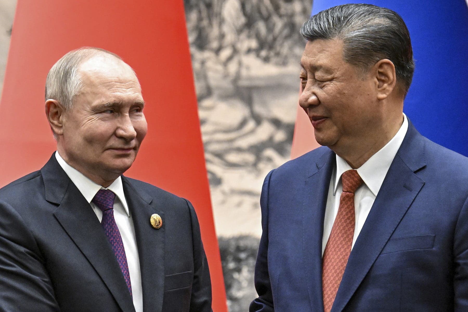 Vladimir Putin umbă cu valiza nucleară după el. Presa străină spune despre apariţia ciudată a liderului rus în China