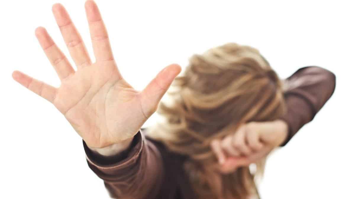 A fost aprobată prima lege din Uniunea Europeană împotriva violenței asupra femeilor. Pedepse cu închisoarea pentru mai multe fapte