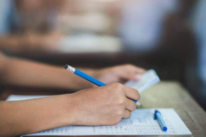 Bursele sociale pentru elevi vor fi majorate la o pătrime din salariul minim pe economie burse elevi presiune financiara familii defavorizate 903395