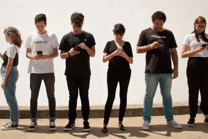 Există, în prezent dependența de telefoane mobile, dacă da, cum putem scăpa de ea? telefoane mobile smartphone 1