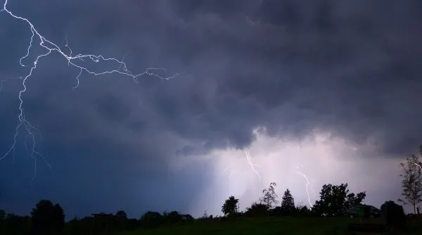 vor fi din nou furtuni severe astazi in romania anm a emis cod galben de vreme severa vor fi din nou furtuni severe astazi in romania anm a emis cod galben de vreme severa