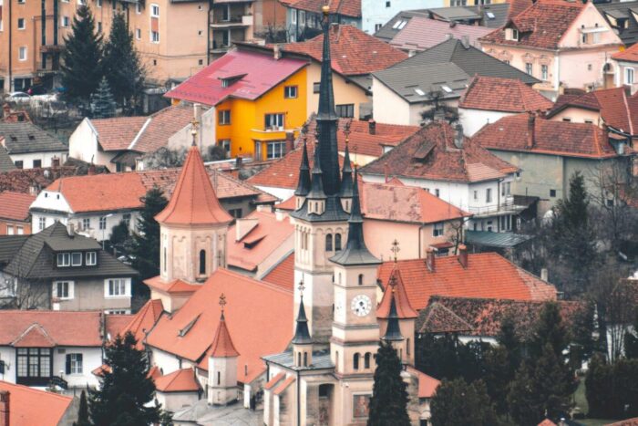 Brasov oras Romania cladiri scaled e1719218684552