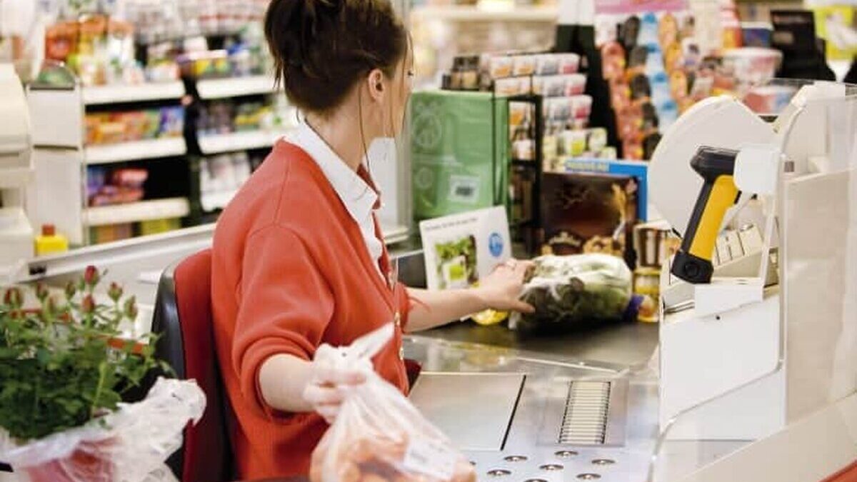 Cei mai mari retaileri alimentari au intrat în anul 2024 cu aproximativ 1.000 de angajaţi în plus CASIER 687654