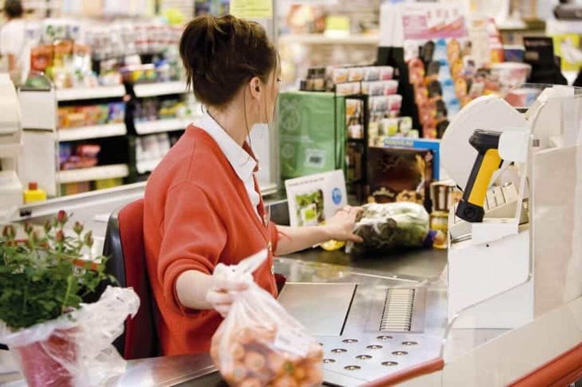 Cei mai mari retaileri alimentari au intrat în anul 2024 cu aproximativ 1.000 de angajaţi în plus