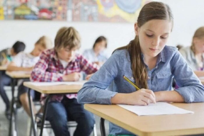 Elevii care susțin Evaluarea Națională și Bacalaureatul în 2024 primesc bursă de merit pentru toată luna iunie și pe câteva zile din iulie Cati bani primesc elevii care dau Evaluarea Nationala si BAC 2024. Cine ia bursa si in vacanta de vara