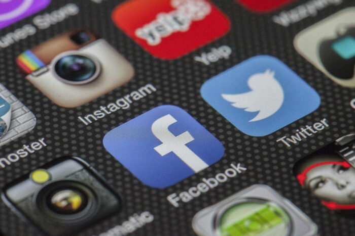 Facebook are cel mai mare număr de adulți tineri din ultimii trei ani Facebook Instagram retele de socializare meta scaled e1710952998864