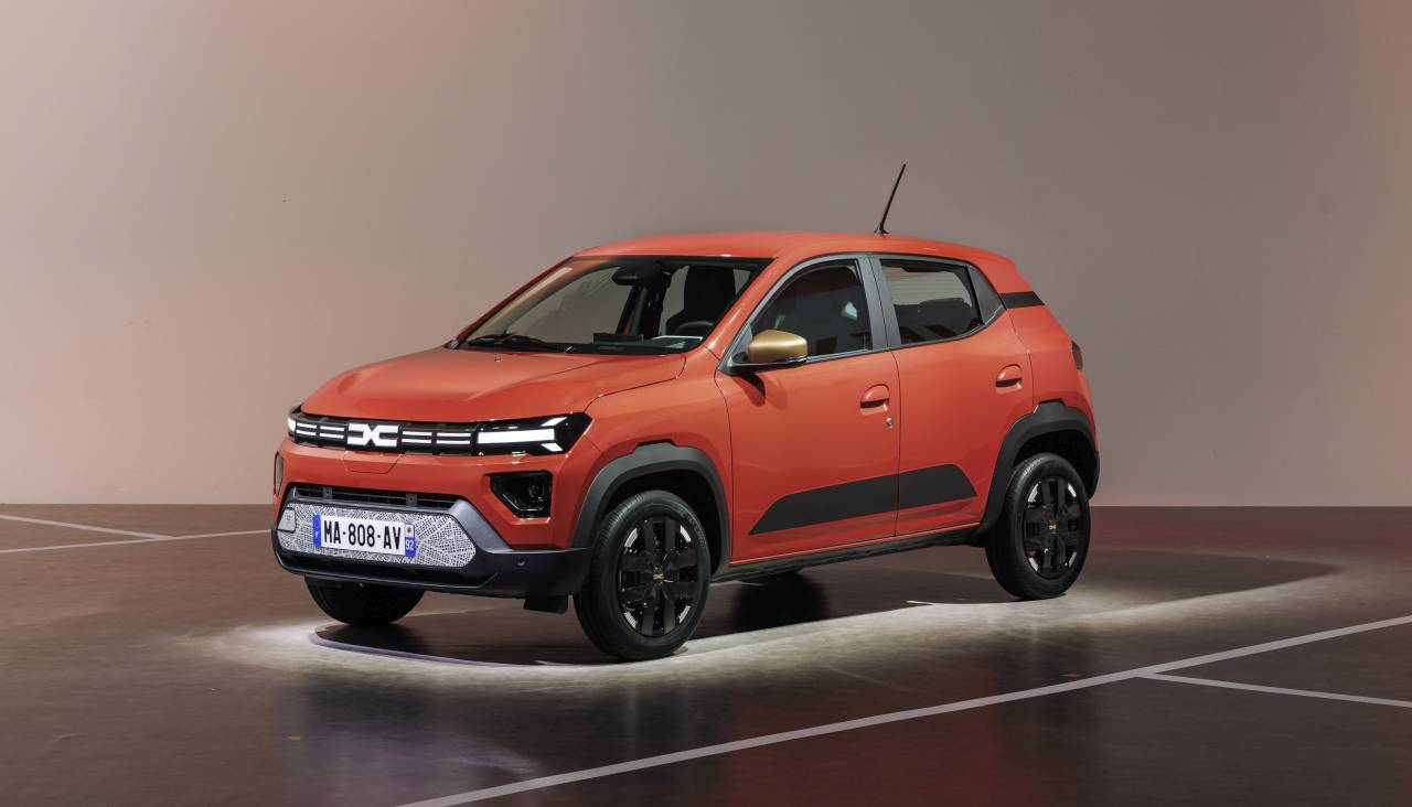 Dacia Spring s-ar putea scumpi cu peste 3.500 de euro dacă UE menține taxele pentru mașinile electrice importate din China