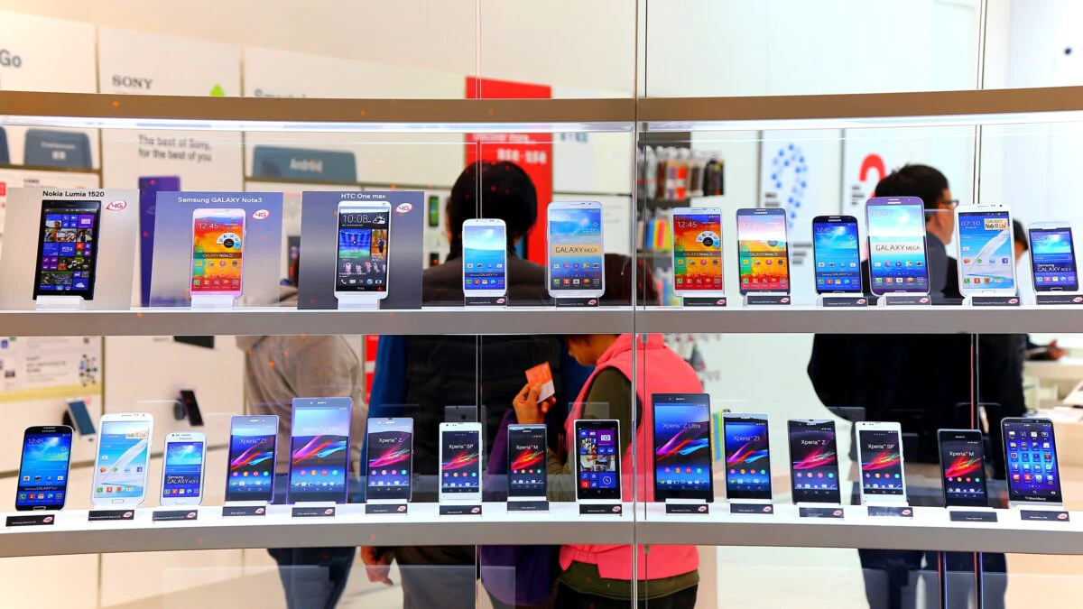 În ce condiţii, Elon Musk interzice telefoanele mobile Apple?