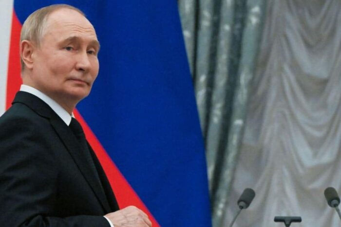 vladimir-putin-cu-mana-pe-buton-liderul-rus-ameninta-ca-va-da-arme-nucleare-tarilor-prietene-ca-sa-905999.jpg