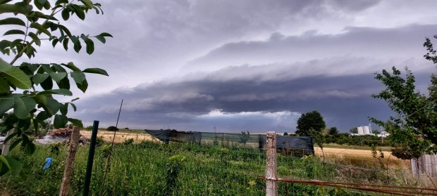 Ce sunt norii Shelf-Cloud, fenomenul rar surprins pe cerul României? 1719944196 41 Ce sunt norii Shelf Cloud fenomenul rar surprins pe cerul Romaniei