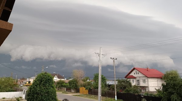Ce sunt norii Shelf-Cloud, fenomenul rar surprins pe cerul României? 1719944196 715 Ce sunt norii Shelf Cloud fenomenul rar surprins pe cerul Romaniei