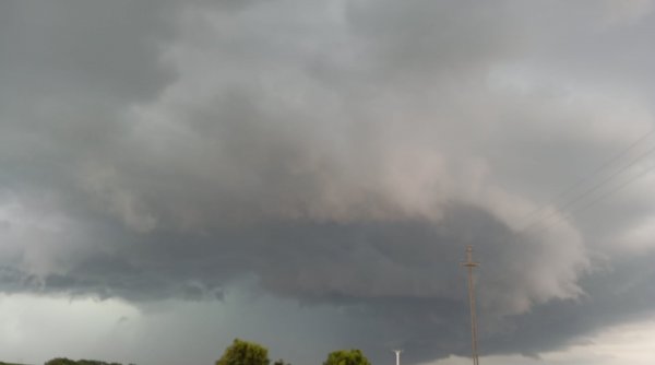 Ce sunt norii Shelf-Cloud, fenomenul rar surprins pe cerul României? 1719944196 759 Ce sunt norii Shelf Cloud fenomenul rar surprins pe cerul Romaniei