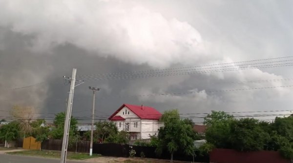 Ce sunt norii Shelf-Cloud, fenomenul rar surprins pe cerul României? 1719944196 869 Ce sunt norii Shelf Cloud fenomenul rar surprins pe cerul Romaniei