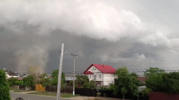 Ce sunt norii Shelf-Cloud, fenomenul rar surprins pe cerul României? 1719944196 91 Ce sunt norii Shelf Cloud fenomenul rar surprins pe cerul Romaniei