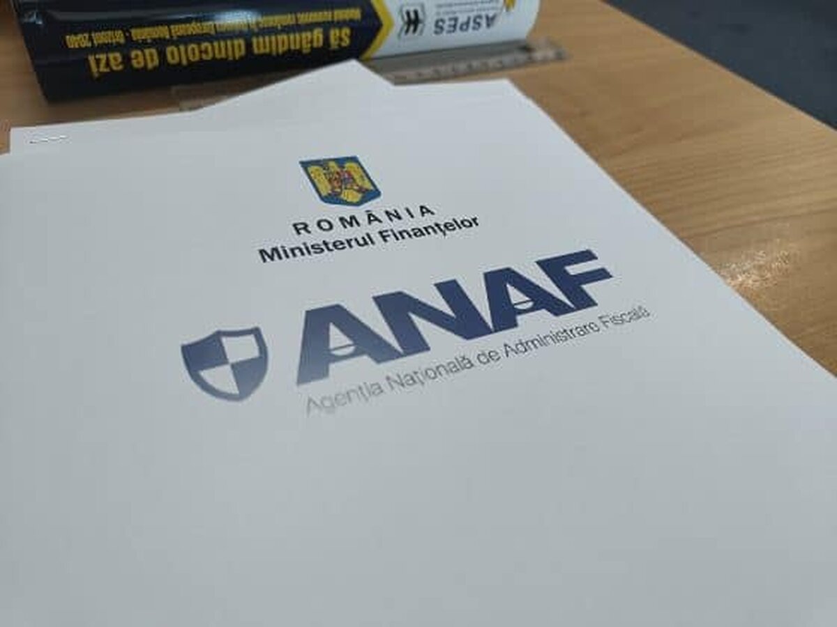 ANAF urmăreşte firmele care transformă salariaţii cu carte de muncă, în colaboratori