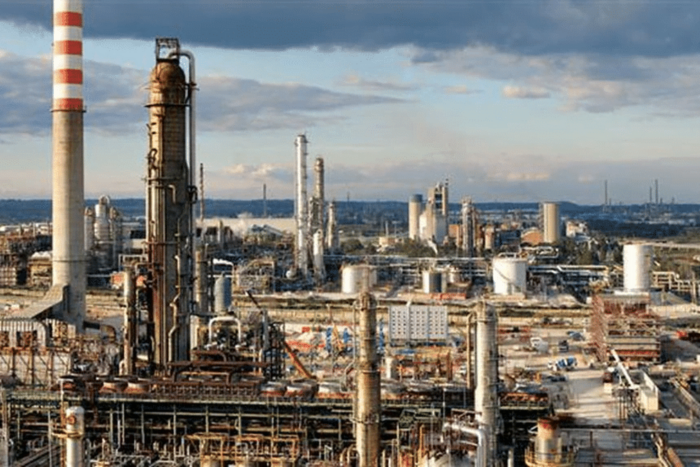 Traderi din domeniul energetic, cumpără rafinăriile la care renunță companiile petroliere ISAB